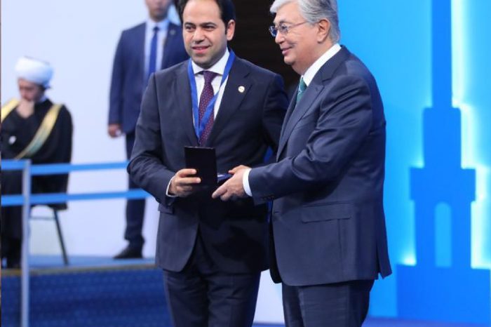 الرئيس الكازاخي يكرم الأمين العام لمجلس حكماء المسلمين ويمنحه “وسام أستانا” تقديرًا لجهوده في تعزيز الأخوة الإنسانية والحوار