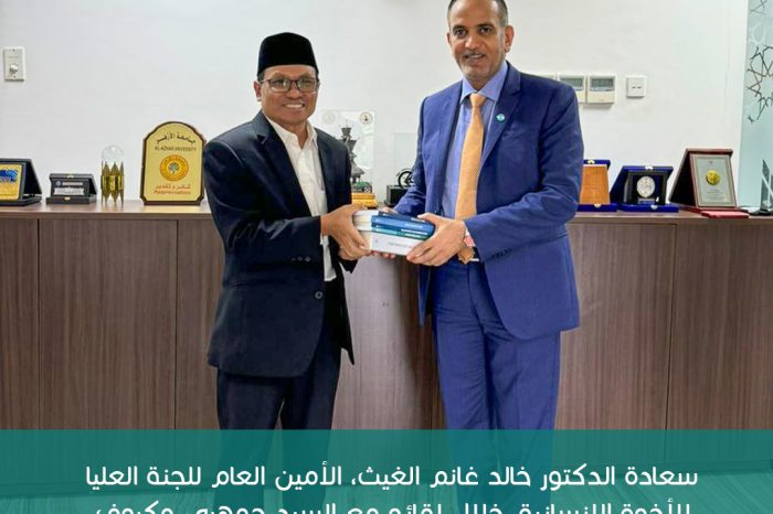 سعادة الدكتور خالد غانم الغيث، الأمين العام للجنة العليا للأخوة الإنسانية، خلال لقائه مع السيد جمهري مكروف رئيس جامعة.